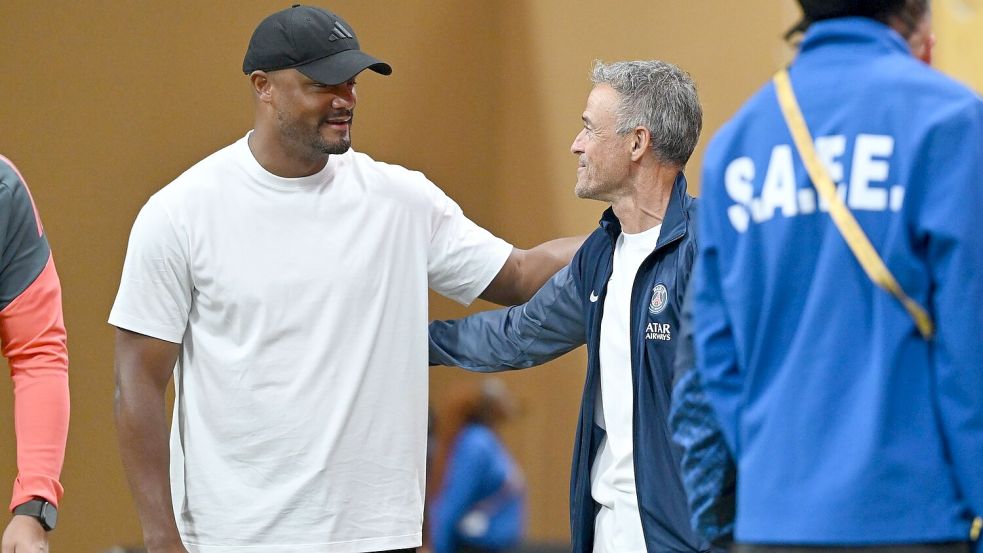 Sie kennen und sie schätzen sich: Bayern-Trainer Vincent Kompany (l) und PSG-Coach Luis Enrique. (Archivbild) Foto: Sven Hoppe