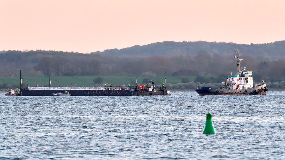 Mit dem Wal in der Barge nahm der Schleppverband Kurs auf die Nordsee Foto: Marcus Golejewski