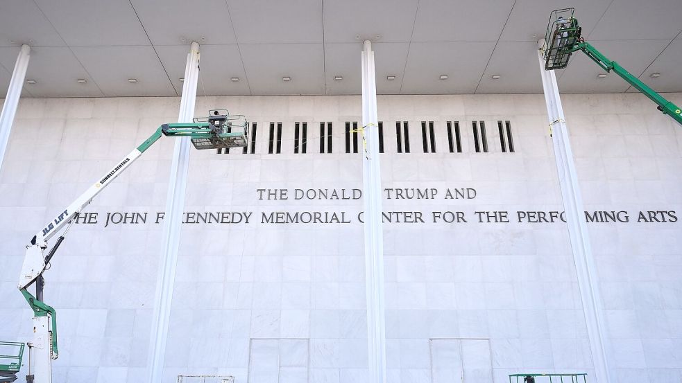 Umstrittene Umbenennung: Am renommierten Kennedy Center wurde Trumps Name angebracht. (Archivbild) Foto: Jacquelyn Martin/AP/dpa