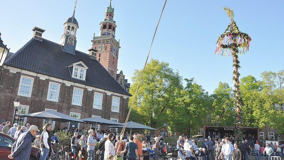 „Maiboom wor´t am moisten is“ hieß es auf dem Waageplatz in Leer. Das Schipper Klottje hat seinen „Maibaum achter d‘ Waag“ aufgestellt – ein Treffpunkt für Jung und Alt. Foto: Bodo Wolters