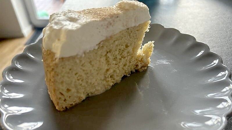 Wer sofort probieren möchte, wird enttäuscht. Vor dem ersten Anschnitt sollte der Kuchen mindestens sechs Stunden, besser über Nacht, im Kühlschrank bleiben. Foto: Stephanie Tomé