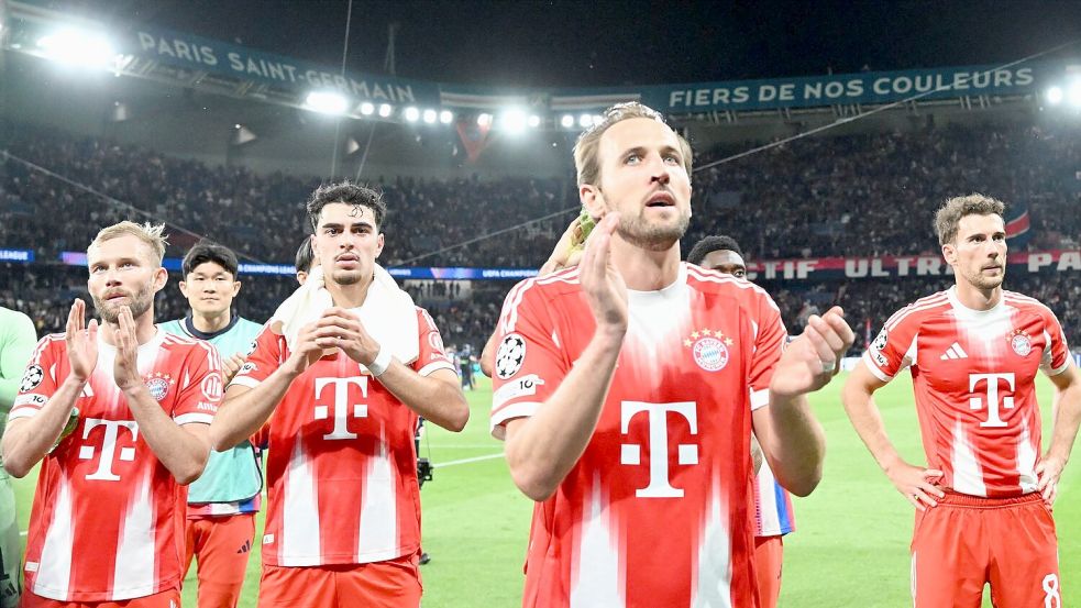 Besiegt, aber noch nicht geschlagen: Harry Kane (vorne) und Kollegen danken den mitgereisten Bayern-Fans für die Unterstützung im Parc des Princes. Foto: Federico Gambarini/dpa