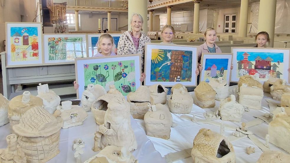 Die ersten Töpferkunstwerke sowie Bilder von Grundschulkindern haben schon ihren Platz in der Lambertikirche gefunden. Möglichst viele weitere sollen im Zuge des Projektes „Suche der Stadt Bestes“ folgen. Foto: Privat