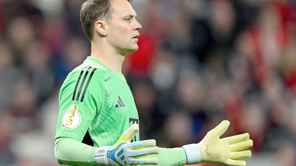 Ein Balljunge lässt Welttorhüter Manuel Neuer fassungslos zurück beim PSG-Spiel. Foto: AFP/INA FASSBENDER
