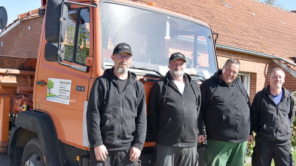 Ein zuverlässiges, erfahrenes und ehrliches Team (von links): Michael Rother, Helmut Buß, Firmenchef Hinrich Schön und Edgar Jakobs freuen sich über das zehnjährige Betriebsjubiläum. Foto: Prins