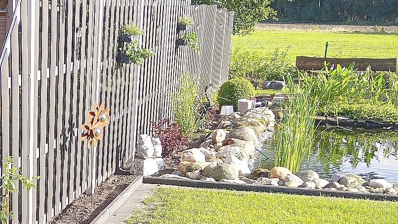 "Wir wollen, dass es die Leute schön haben", sagt Hinrich Schön. Für diese Garten-Idylle legte die Firma einen kleinen Teich an und montierte einen Zaun. Foto: privat