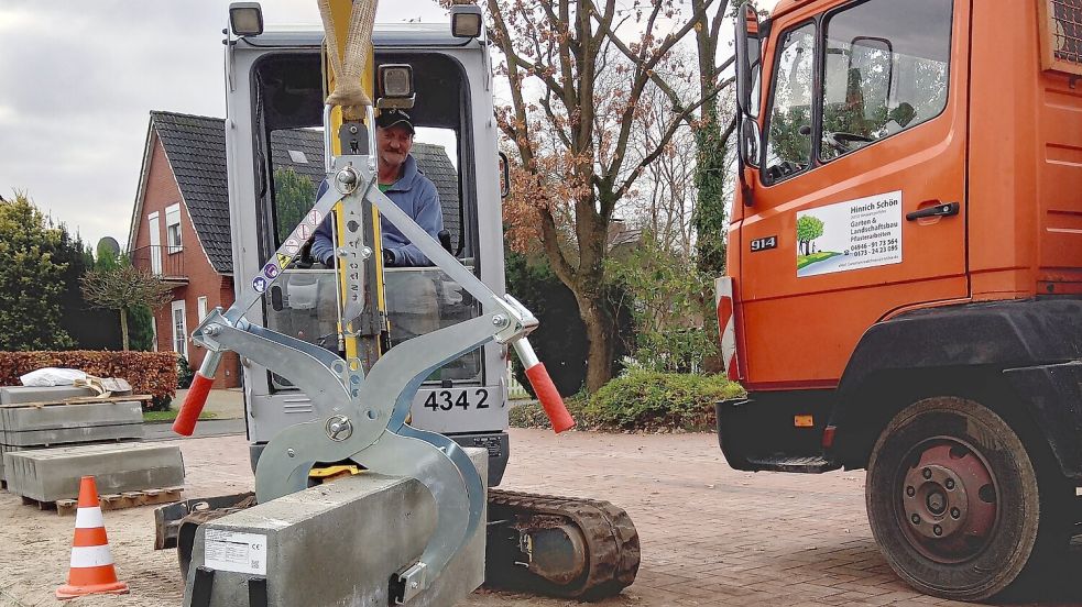 Pflasterarbeiten füllen die Auftragsbücher seit der Firmengründung. Hier setzt Helmut Buß einen Kantstein mit dem Minibagger. Foto: privat