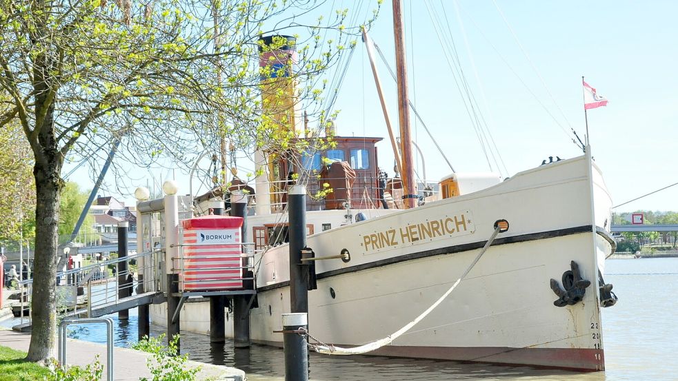Frisch gestrichen kehrt die „Prinz Heinrich“ zurück in den Leeraner Hafen. Foto: Bodo Wolters