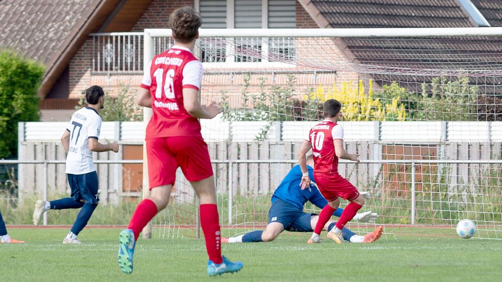 Concordia Ihrhove gewann das Hinspiel gegen Borssum – hier trifft Benjamin Lünemann zum 2:0-Endstand. Foto: Heiner Lohmann