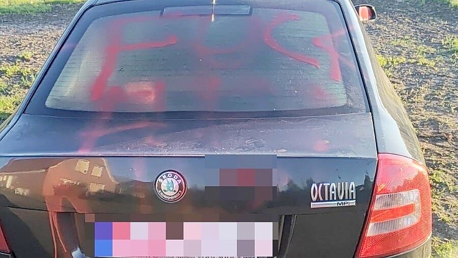 Auf das Heck des Autos ist mit roter Farbe der Spruch „Fuck AfD" gesprüht worden. Das Wort „Fuck" ist auf diesem Foto deutlich zu erkenn, das Wort „AfD" nur schemenhaft. Foto: privat