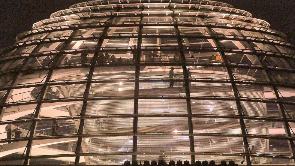 Zum Feierabend mal ein Bier oder ein Glas Wein – das gibt es auch im Bundestag. Allerdings ist die Grenze zwischen Arbeitszeit und Freizeit bei Abgeordneten fließend. Foto: IMAGO/dts Nachrichtenagentur