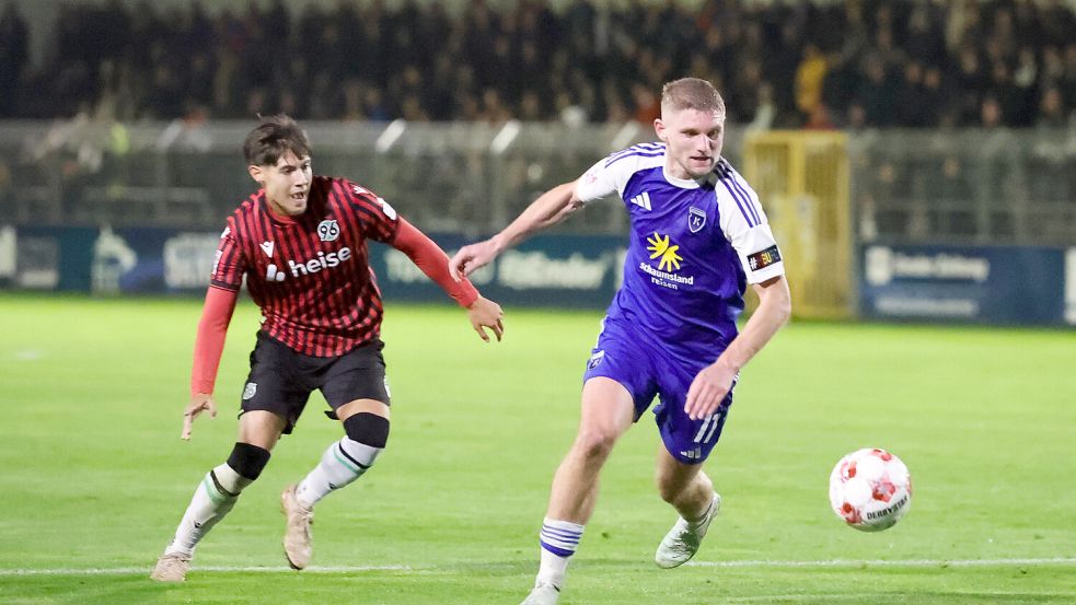Janek Siderkiewicz (rechts) wird den Kickers-Anhängern als unermüdlicher Kämpfer im Mittelfeld in bester Erinnerung bleiben. Archivfoto: Doden/Emden