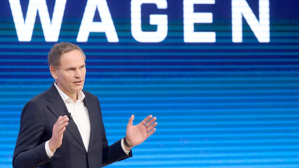 Oliver Blume, Vorstandsvorsitzender der Volkswagen AG, sieht die Zukunft des Osnabrücker VW-Werks in der Rüstungsproduktion. Foto: Julian Stratenschulte/dpa