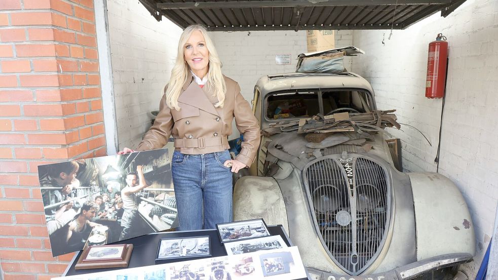 Marion Fedder, die Witwe von Jan Fedder hat den alten Peugeot 402 aus dem Filmklassiker „Das Boot“ in einer Garage gefunden. Foto: Marion Fedder/Wallocha/dpa