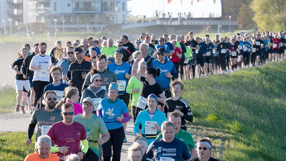 Bei der Auftaktetappe herrschte bei den Läuferinnen und Läufern beste Laune. Fotos: Klaus Ortgies