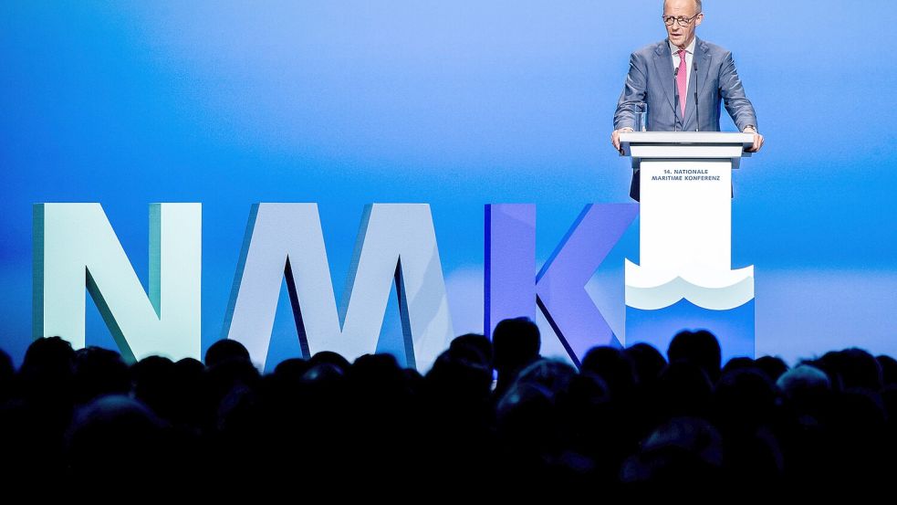 Bundeskanzler Friedrich Merz spricht bei der Nationalen Maritimen Konferenz (NMK) in Emden. Foto: Hauke-Christian Dittrich/dpa