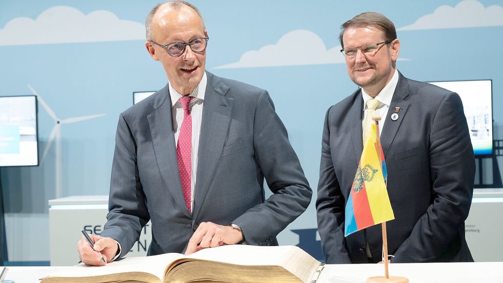 Bundeskanzler Friedrich Merz (links) war am Mittwoch bei der Maritimen Konferenz in Emden. Er hat sich auch in das goldene Buch der Stadt Emden eintragen. Foto: Klaus Ortgies