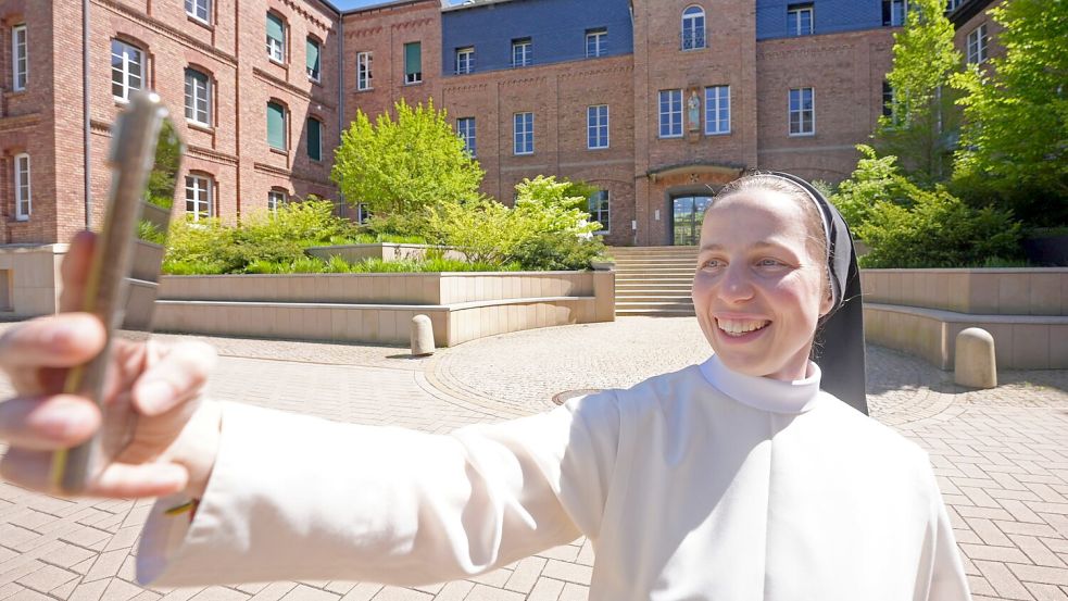 Schwester Clarita ist mit 28 Jahren die Jüngste im Kloster. Foto: Thomas Frey/dpa
