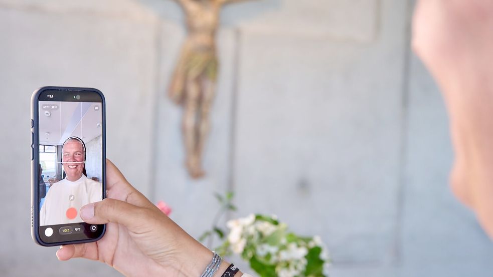 Schwester Ursula findet ihr Leben gut. Foto: Thomas Frey/dpa