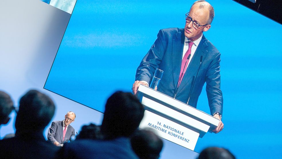 Gibt sich zuversichtlich: Bundeskanzler Friedrich Merz (CDU) bei seiner Rede auf der Nationalen Maritimen Konferenz in der Emder Nordseehalle. Fotos: Klaus Ortgies