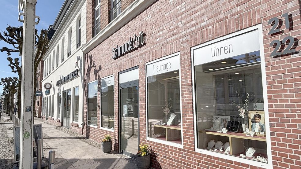 Nach zwei Raubüberfällen innerhalb kurzer Zeit schließt das Geschäft „Schmuckzeit“ am Marktplatz seine Türen. Foto: Mieke Matthes