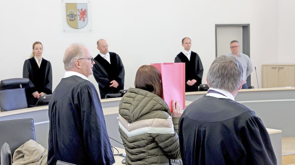Die Angeklagte schweigt bislang zu den Vorwürfen gegen sie. Foto: Bernd Wüstneck