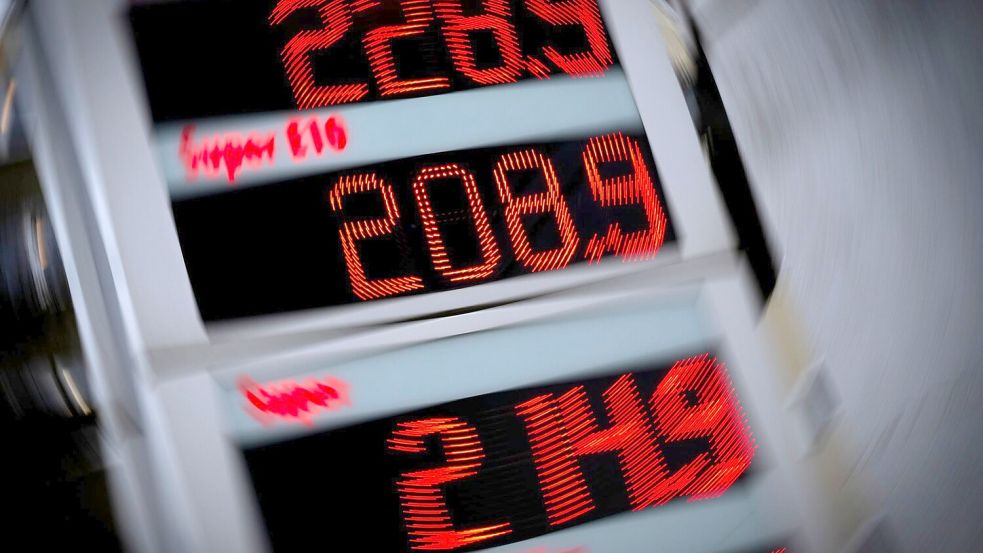 Hohe Spritpreise machen Autofahrern zu schaffen. (Archivbild) Foto: Peter Kneffel/dpa