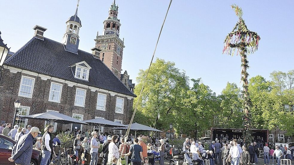 „Maiboom wor´t am moisten is“ hieß es auf dem Waageplatz in Leer. Das Schipper Klottje hat seinen „Maibaum achter d‘ Waag“ aufgestellt – ein Treffpunkt für Jung und Alt. Foto: Bodo Wolters