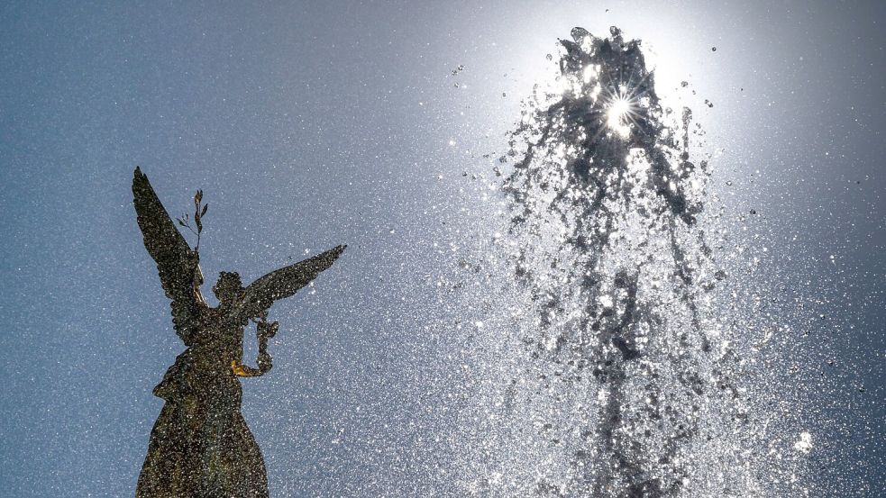 Es ist warm - und wird noch wärmer. Foto: Peter Kneffel