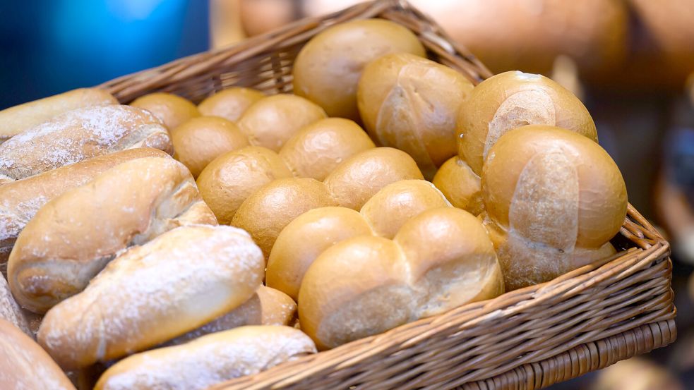 Brötchen liegen in einer Bäckerei in einem Korb. Symbolfoto: Robert Michael/DPA/Archiv