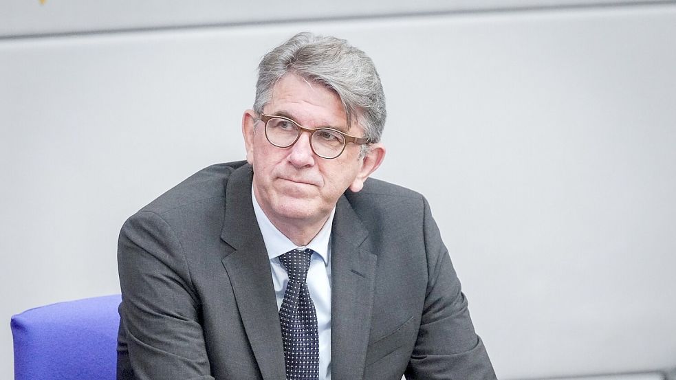 Wolfram Weimer (parteilos), Staatsminister für Kultur und Medien, darf die Betreiber des Berliner Buchladens „Zur schwankenden Weltkugel“ nicht als „politische Extremisten“ bezeichnen. Foto: Kay Nietfeld/dpa