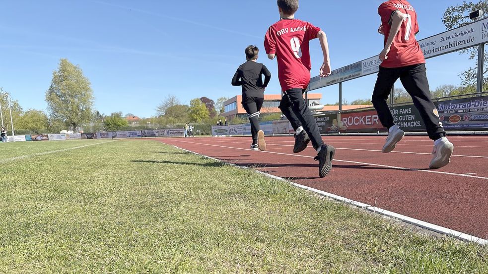 Mehrere Runden ging es für die Teilnehmenden über die Tartanbahn am Ellernfeld. Der Droh-Mail zum Trotz stand der Sport an diesem Tag im Fokus. Foto: Mieke Matthes