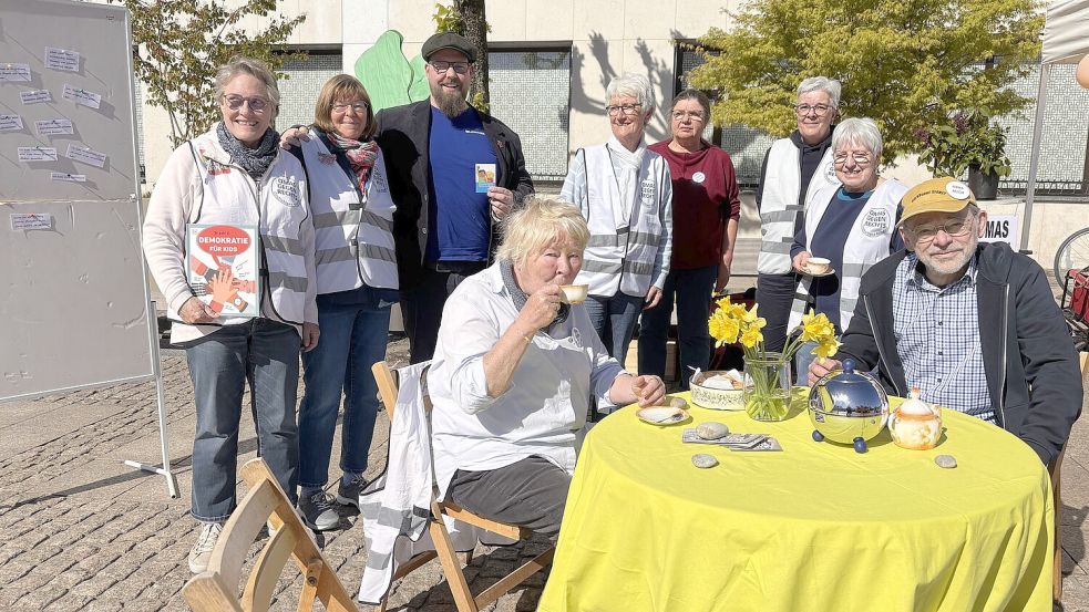 Zu einer Tasse Tee lud das Bündnis „Aurich ist bunt - Demokratie Leben“ Passanten auf dem Auricher Marktplatz ein. Foto: Christin Wetzel