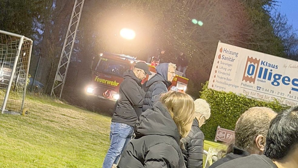 Die Feuerwhr sorgte auf dem Sportplatz in Peheim mit ihrem Einsatzfahrzeug für einen mobilen Flutlichtmast. Foto: Verein