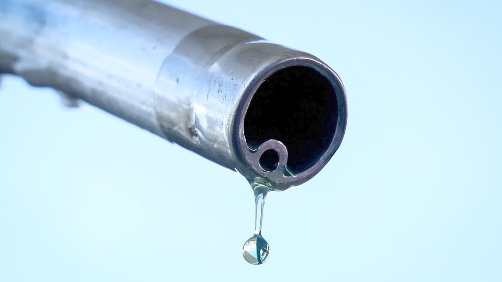 Der soll doch in den Tank! Ein Tropfen Benzin an einer Zapfsäule auf dem Weg nach unten. Foto: Alain Jocard/AFP/dpa