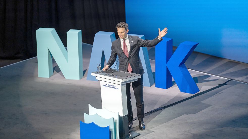 Christoph Ploß, Koordinator der Bundesregierung für die maritime Wirtschaft und Tourismus, vor dem "NMK"-Schriftzug auf der Hauptbühne der 14. Nationalen Maritimen Konferenz in Emden. Foto: Klaus Ortgies