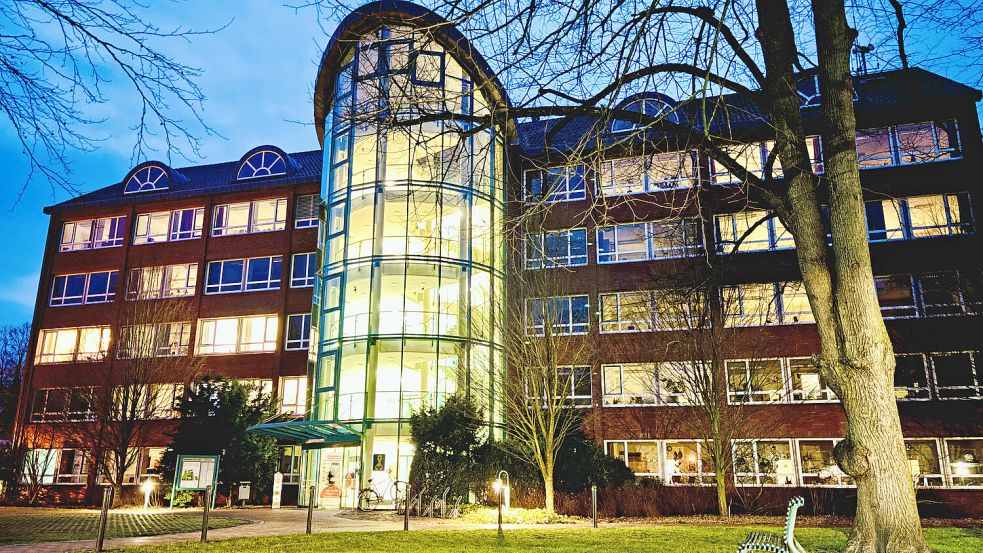 Im Leeraner Kreishaus ist man nicht einverstanden mit den Vorwürfen des Flüchtlingsrates Niedersachsen. Bislang hat die Ausländerbehörde vor Gerichten dagegen Erfolg gehabt. Ein Verfahren läuft aber noch. Foto: Klaus Ortgies/Archiv
