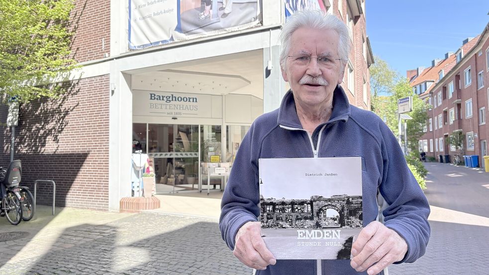Dietrich Janßen steht vor der Geschäftsstelle der Firma Barghoorn. Das Tagebuch von Maria Barghoorn kommt in seinem neuen Buch „Emden – Stunde null“ vor. Foto: Hannah Weiden