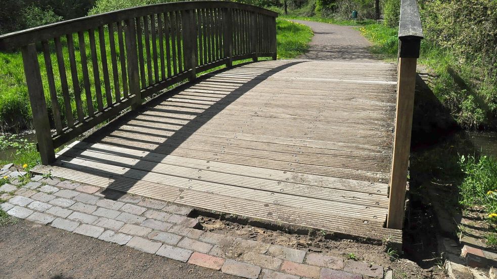 Vor einer Brücke wurden Steine ausgerissen. Foto: Bodo Wolters