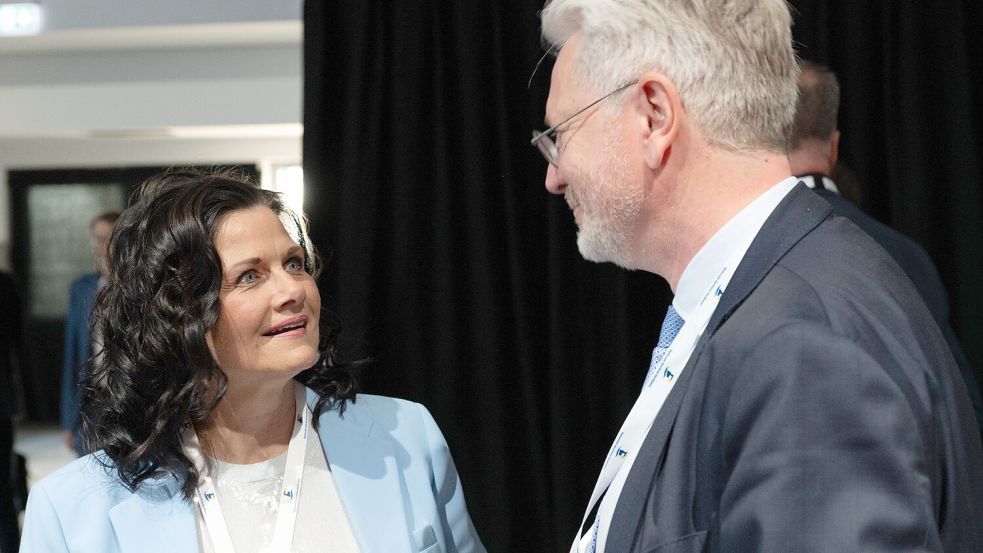 Die Maritime Konferenz am Donnerstag: Gitta Connemann (Hesel, CDU) im Gespräch mit Reinhard Lüken, Hauptgeschäftsführer des Verbands für Schiffbau und Meerestechnik (VSM). Foto: Klaus Ortgies
