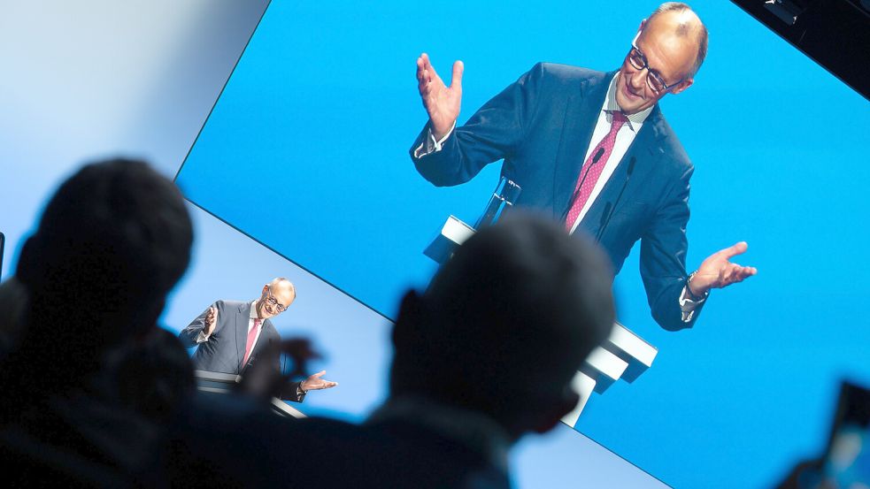 Der Kanzler in Emden: Friedrich Merz bei der Nationalen Maritimen Konferenz in der Nordseehalle. Foto: Klaus Ortgies