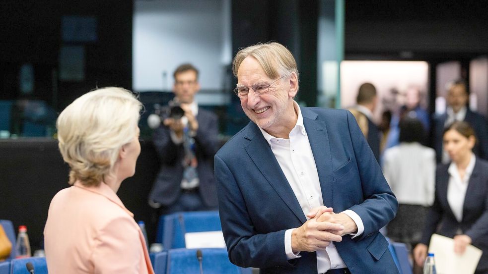 Setzten sich stark für das Abkommen ein: EU-Kommissionspräsidentin Ursula von der Leyen und der Vorsitzende des Handelsausschusses im Europäischen Parlament, Bernd Lange (SPD). (Archivbild) Foto: Philipp von Ditfurth/dpa