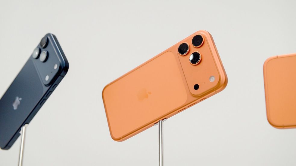 Die iPhone-17-Modellreihe half Apple im vergangenen Jahr, zum Smartphone-Spitzenreiter zu werden. (Archivbild) Foto: Andrej Sokolow/dpa/dpa-tmn
