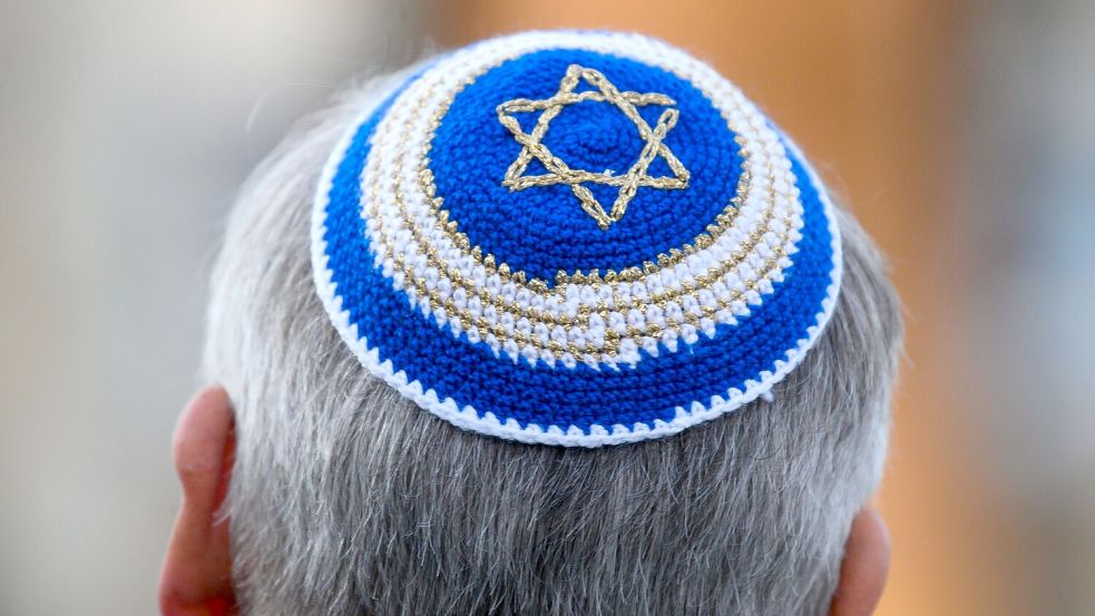 Einige Juden zeigen ihre Kippa nicht mehr in der Öffentlichkeit. (Archivbild) Foto: Robert Michael