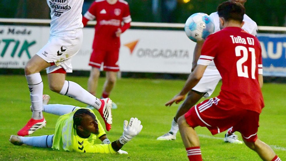 Die TuRaner (rechts Daoud Jajan) konnten Nordens Keeper Ousman Keita (gelbes Trikot) nicht überwinden. Fotos: Hans Damm