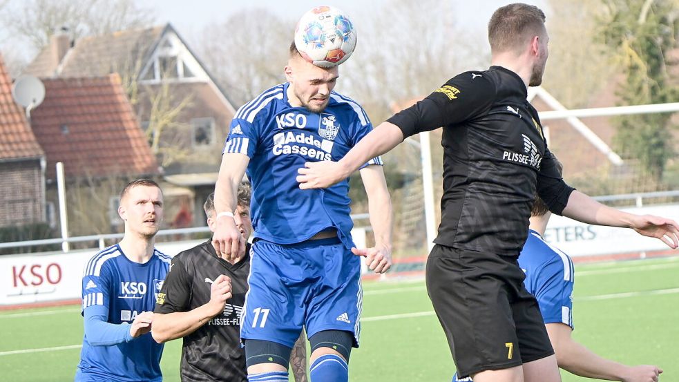 Die kopfballstarken Remko Til (links) und Frank Til (Mitte) fehlen Esens. Foto: Heiner Steenhoff