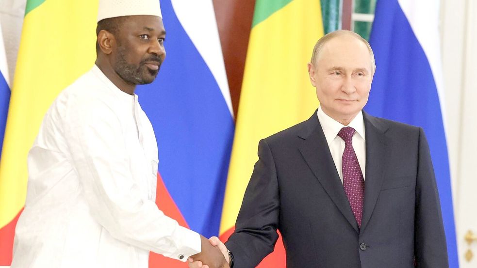 Große Pläne: Malis Staatschef Assimi Goïta und Russlands Präsident Wladimir Putin vor knapp einem Jahr in Moskau. Foto: imago/APAimages