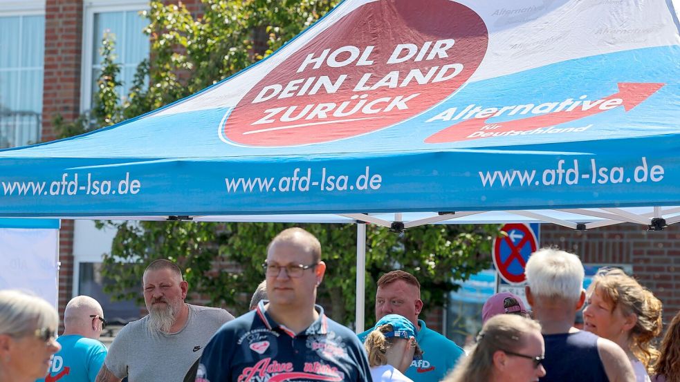 „Hol dir dein Land zurück“, steht auf dem Schirm am Stand. Auf den Straßen in Sachsen-Anhalt hat die AfD inzwischen eine Menge Land erobert. Foto: Peter Gercke
