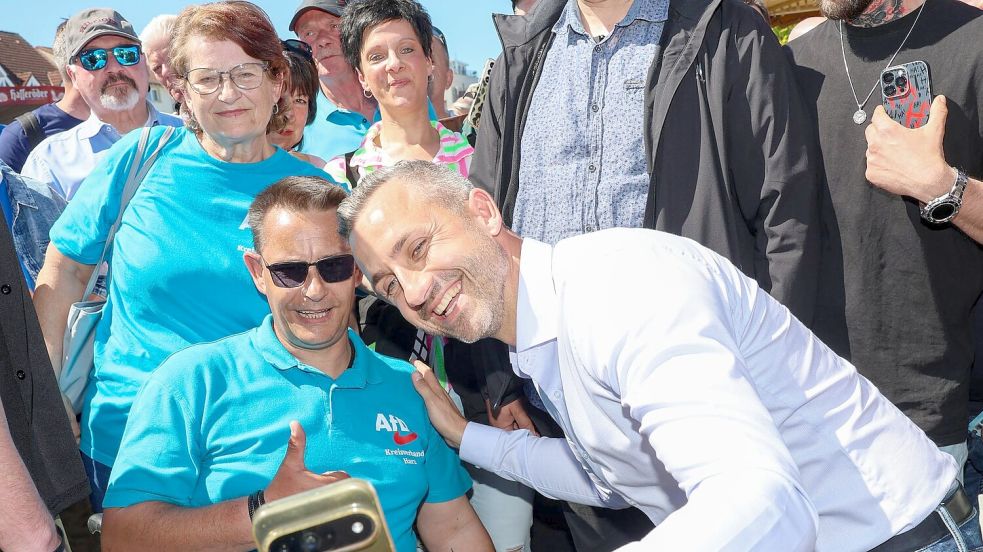 Beim Familienfest wird AfD-Spitzenkandidat Ulrich Siegmund empfangen wie ein Popstar und erfüllt stundenlang Autogramm- und Selfiewünsche. Foto: Peter Gercke