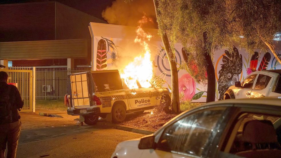 Ein Polizeifahrzeug brennt vor dem Krankenhaus in Alice Springs. Foto: Rhett Hammerton